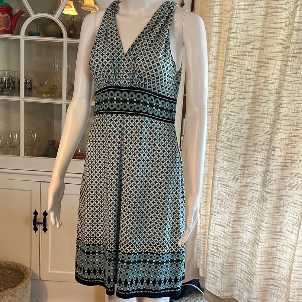 Max Studio Teal and White Geometric V‑Neck Sleeveless Dress